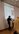 Abgebildet ist der Referent Philipp Ikrath, der hinter einem Rednerpult steht. Im Hintergrund an der Wand ist seine Powerpoint-Präsentation zu sehen.