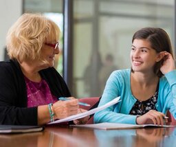 Schülerberaterin bei der Beratung einer Schülerin