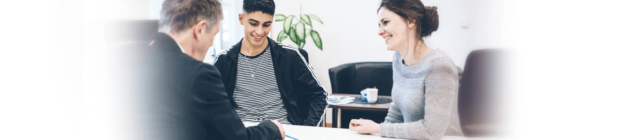 Ein Schüler, der beraten wird.